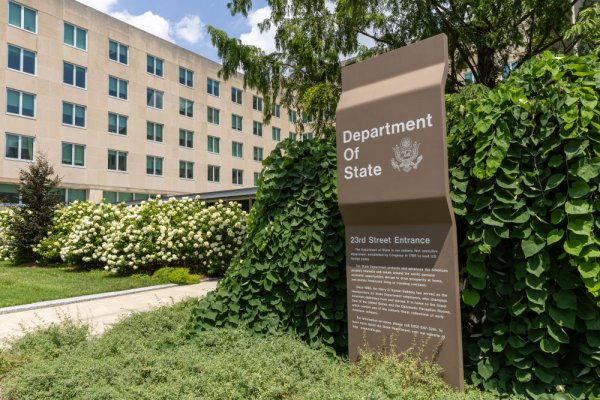 牛势策略 再加码！美审查所有持签证者，部分人或在美国国外